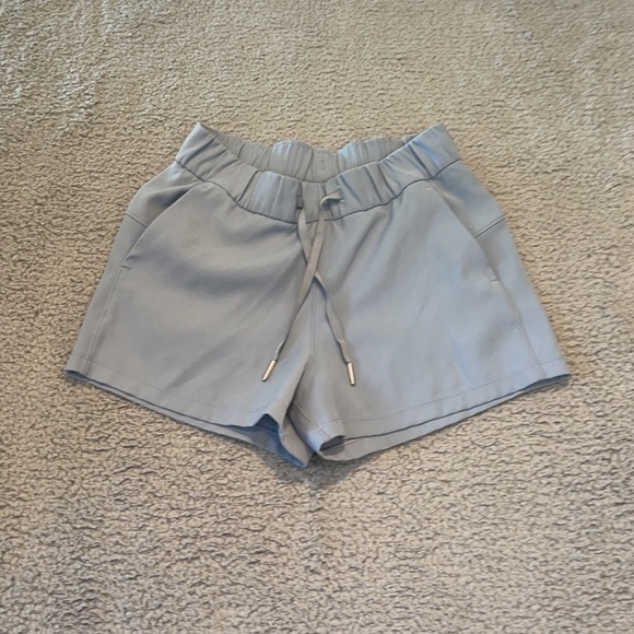 Lululemon On The Fly Short *Woven *2.5" color gray size 4 - Picture 2 of 5